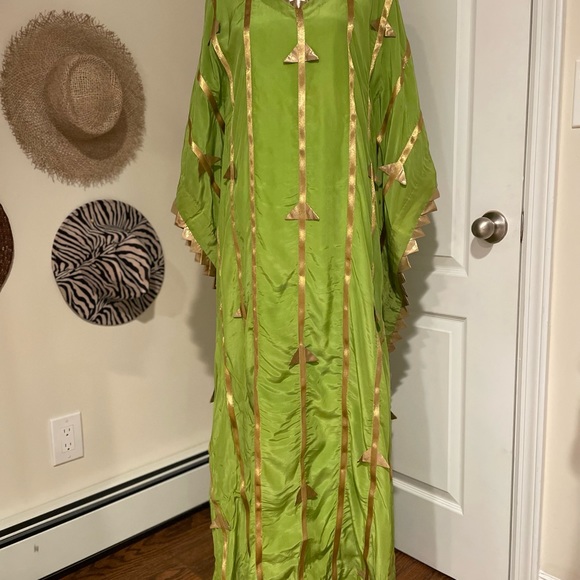 Beautiful floor length green kaftan with embroidered handmade lampi triangles. - Picture 10 of 14